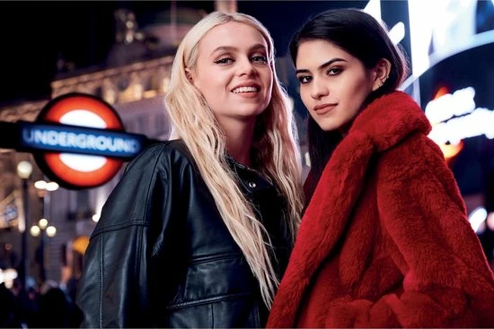 Rimmel London Lasting Finish Foundation - 203 True Beige 10 Rimmel London Lasting Finish Foundation - 203 True Beige - Afbeelding 8