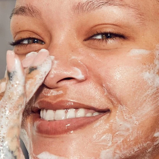 Fenty Beauty Fenty Skin The Daily Mini Total Cleans'r Cleanser + Fat Water Toner Serum - Vegan Glutenvrij - Huidverzorgingsset - Duo 4 Fenty Beauty Fenty Skin The Daily Mini Total Cleans'r Cleanser + Fat Water Toner Serum - Vegan Glutenvrij - Huidverzorgingsset - Duo - Afbeelding 2