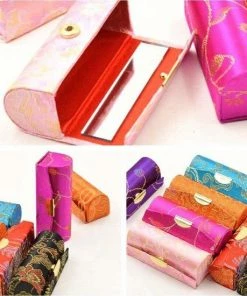 Merkloos Lippenstift Houder - Lippenstiftdoosje - Lipstick Houder - Met Spiegel - Random Kleur - Bonte Kleur -Chanel Shop 550x550 583