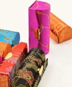 Merkloos Lippenstift Houder - Lippenstiftdoosje - Lipstick Houder - Met Spiegel - Random Kleur - Bonte Kleur -Chanel Shop 550x550 584