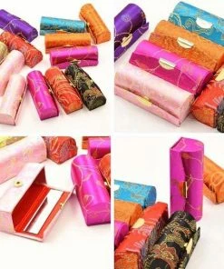 Merkloos Lippenstift Houder - Lippenstiftdoosje - Lipstick Houder - Met Spiegel - Random Kleur - Bonte Kleur -Chanel Shop 550x550 585