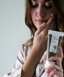 Australian Bodycare Gezichtscrème 100ml - Vochtinbrengende Gezichtscrème Perfect Voor Vlekjes, Puistjes, En Een Vette, Acne-gevoelige Huid. Met 100% Pure Tea Tree Olie Van Hoge Kwaliteit (goedgekeurd Door Farmaceuten) -Chanel Shop 550x550 633