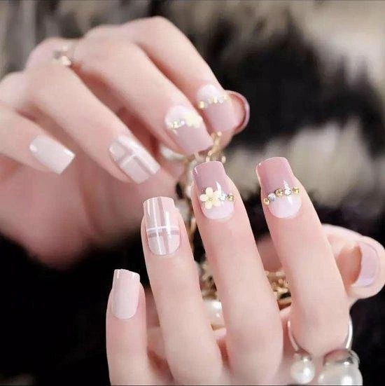 Beauty Nepnagels Taupe 24 Stuks + Plakstrips | Plaknagels | Startskit Nails | Nagel Tips | Nail Art Nagel Decoratie | 24 Stuks 4 Beauty Nepnagels Taupe 24 Stuks + Plakstrips | Plaknagels | Startskit Nails | Nagel Tips | Nail Art Nagel Decoratie | 24 Stuks - Afbeelding 2