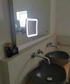Sworks Vergroot Make Up En Scheer Spiegel Met LED Verlichting Vierkant - 10x Vegroting En Natuurlijk Licht Voor Cosmetica/Scheren/Epileren - 360 Graden Verstelbare Zuignap En Wandbevestiging -Chanel Shop 550x733 5